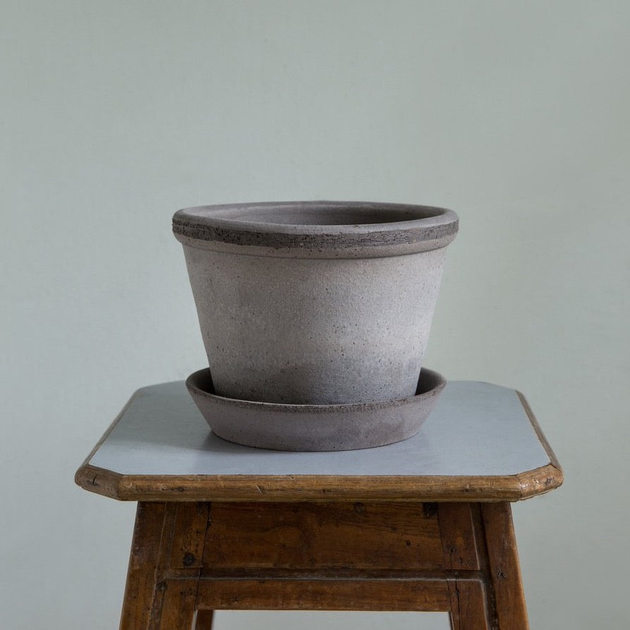 5.9in Grey Parade Pot & Saucer - Bergs Potter